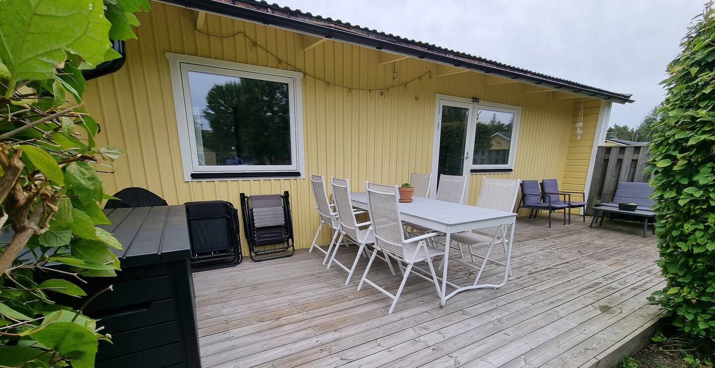 Bild på stugan och uteplatsen